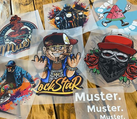 Beitragsbild: Muster-DTF-Paket von DTF-Blitz mit Beispieldrucken