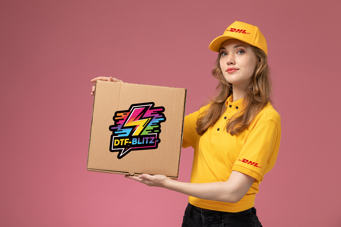 Beitragsbild: Kurierin mit Paket – schnelle DHL-Lieferung von DTF-Transfers